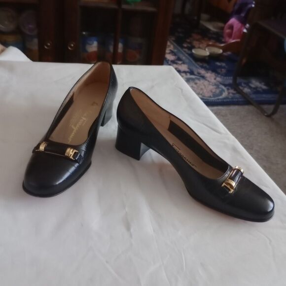 VTG Salvatore Ferragamo Boutique Croc Embossed Leather Pumps Heels Size 5 1/2 B